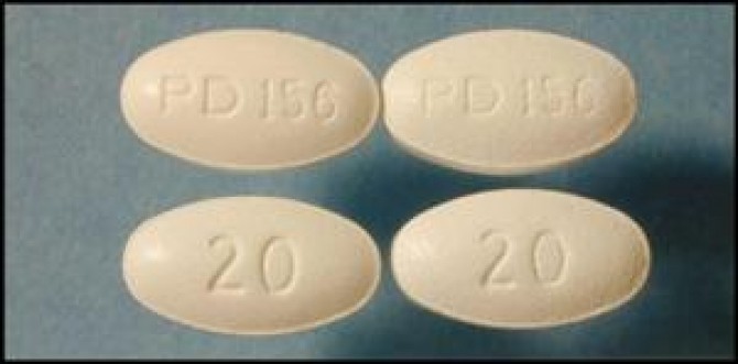 Counterfeit Lipitor 2 found in US_authentic Pfizer product on the right vs counterfeit on the left