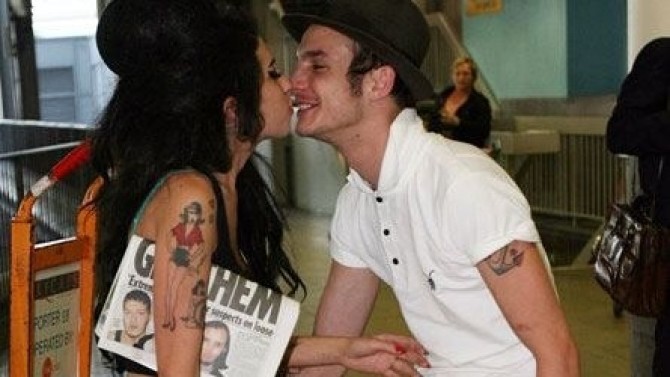 amy_winehouse_and_blake_fielder_civil_kissing_picture_44075800