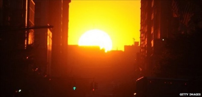 Manhattanhenge ziua caând soarele apune în spatele zgărie norilor