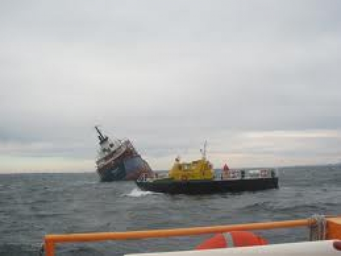 doua nave rusesti au trecut pe langa vasul care se scufunda in Volga