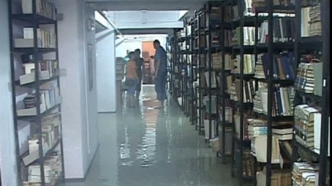 biblioteca inundata
