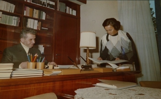 ceausescu in birou