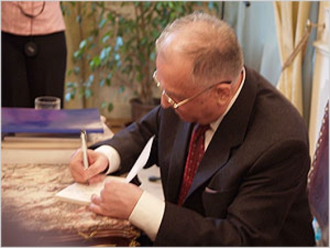 Ion Iliescu semnand autograf