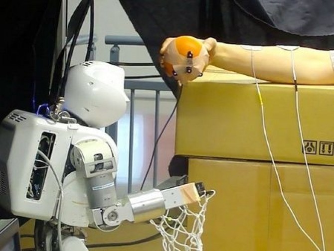 robot-moving-human-arm,5-3-316407-13