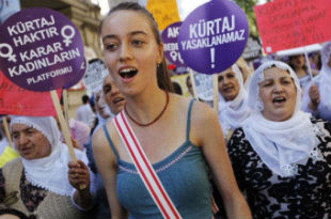 Turcia renunță la legislația anti-avort