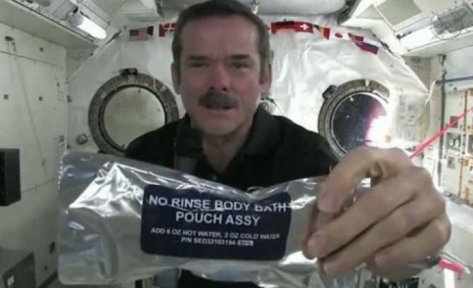Astronaut se spală pe mâini