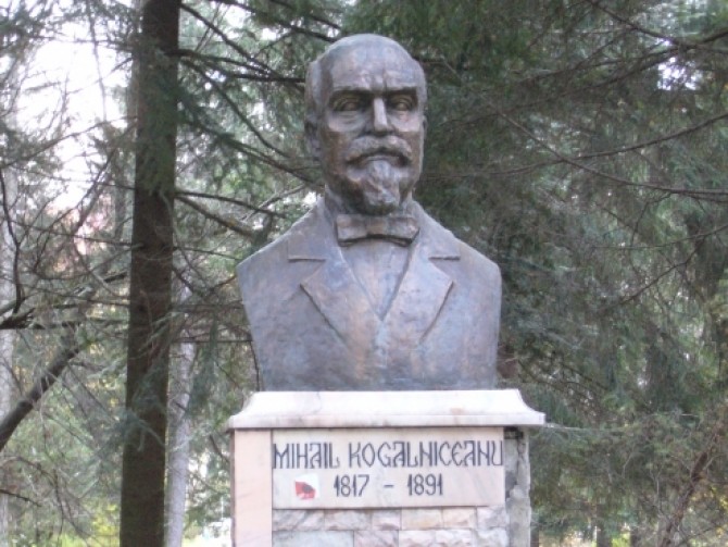 Mihail Kogălniceanu Statuie