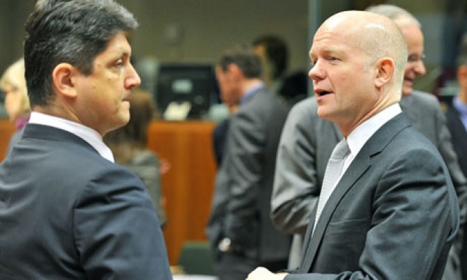 Romanian foreign affairs minister Titus Corlatean and William Hague