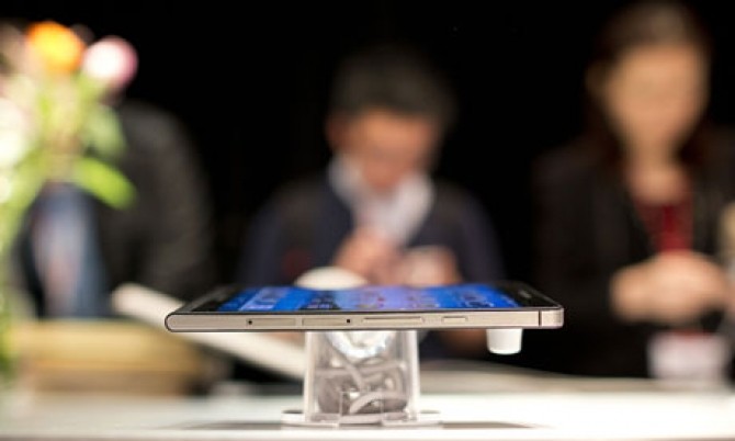 Huawei a lansat cel mai subţire smartphone