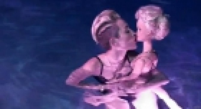 Miley Cyrus ŞOCHEAZĂ în noul clip: Goală, în poziţii indecente şi sărutând o păpuşă  
