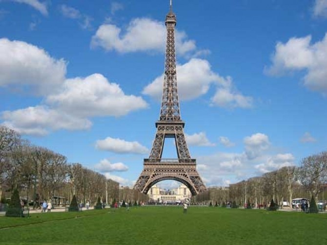 Francezii au construit un Turn Eiffel DCNews