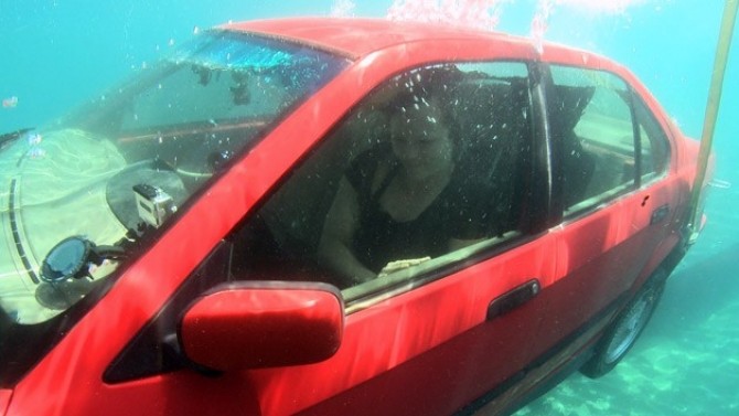 Mașină sub apă