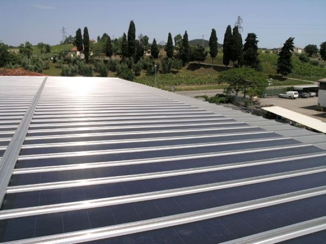acoperis-panouri-fotovoltaice-industriale-dcnews