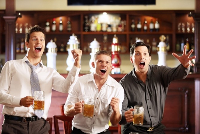 Bărbați la bar