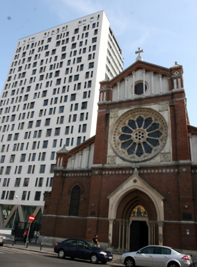 Catedrala-Sf-Iosif-vs-Cathedral-Plaza