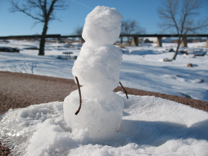 Bancul Zilei: Două fețițe fac un om de zăpadă