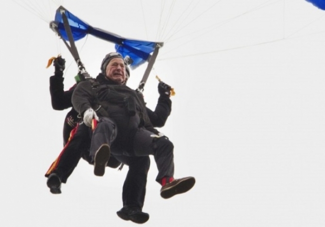 George H.W. Bush și-a aniversat cei 90 de ani cu un salt cu parașuta