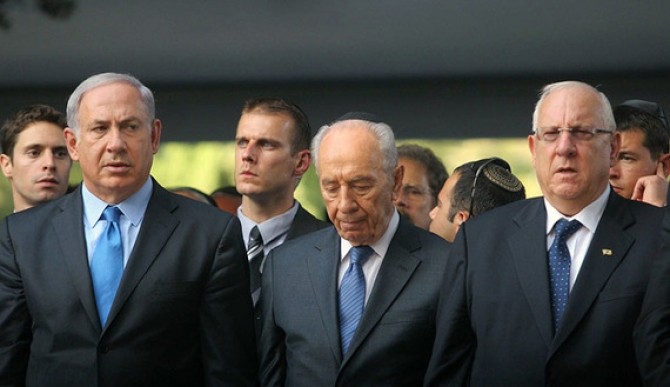 Premierul Benjamin Netanyahu, fostul președinte Shimon Peres și noul președinte Reuven Rivlin