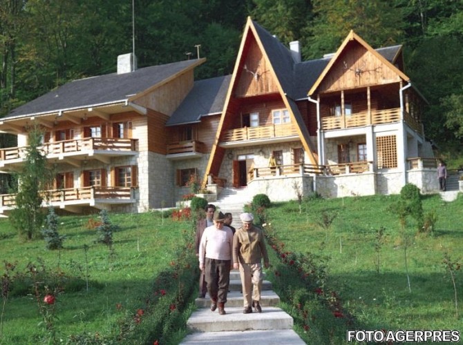 iulie, 1982. Nicolae Ceaușescu împreună cu Emil Bobu, la vila de vânătoare Pralea din Bacău.