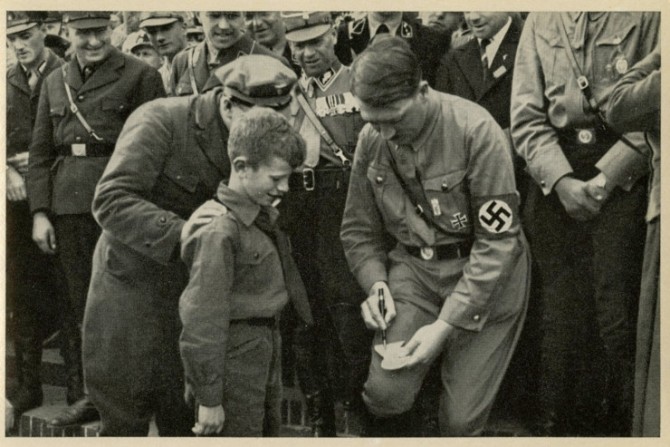 Hitler, dând un autograf unui băiețel