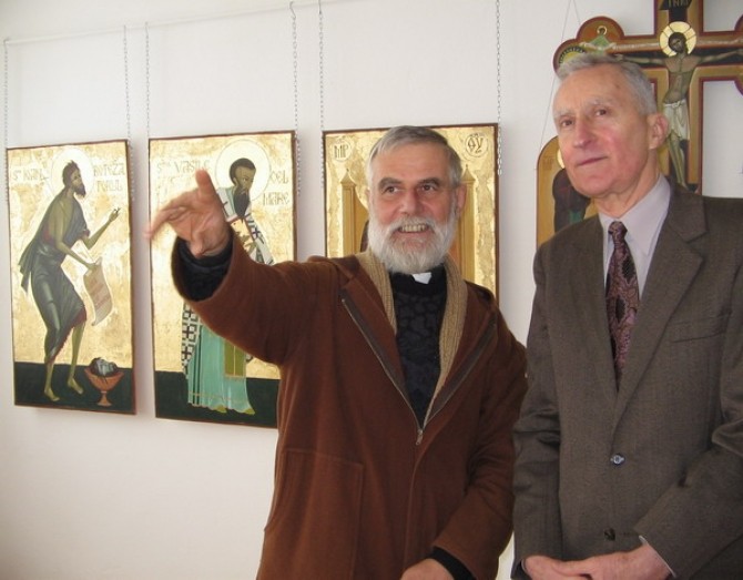 Jean-Baptiste Robin, în stânga imaginii, în cadrul unei expoziții de icoane pe lemn de la Blaj