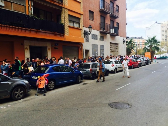 Coadă la secția de votare din Valencia, Spania. Foto: HotNews
