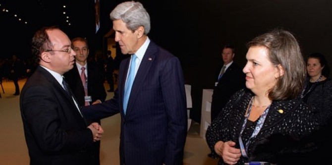 Bogdan Aurescu și John Kerry, secretarul de Stat al SUA, la reuniunea miniștrilor de Externe din NATO
