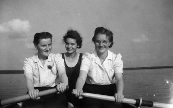 Femeile-gardian Helene Massar, Marga Löwenberg şi o altă colegă vâslesc pe lacul Schwedtsee.  FOTO Daily Mail