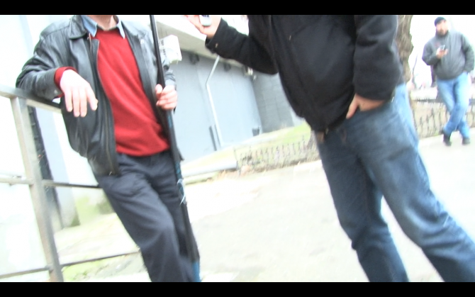 Imagine surprinsă în timp ce protestatarul( în roșu) discuta cu unul dintre cei doi susținători ai M10