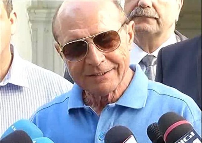 drain Janice Sow FABULOS! Cât costă ochelarii de soare ai lui Traian Băsescu | DCNews