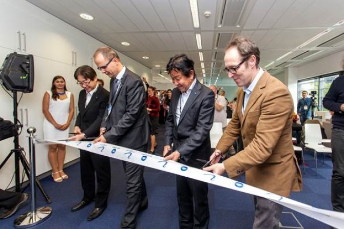 Lansarea Centrului R&D din Brno. De la stânga la dreapta, Norihisa Takayama, Tomáš Bednář, Kunihiro Koshizuka, Dennis Curry