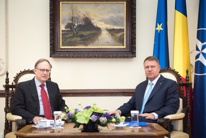 Secretarul general adjunct al NATO, Alexander Vershbow și președintele Klaus Iohannis
