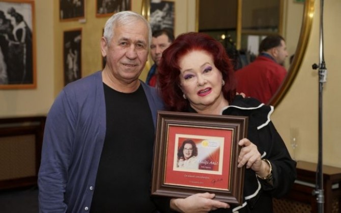 Stela Popescu, alături de George Mihăiţă, sâmbătă seară, la vernisarea expoziţiei dedicate artistei la Teatrul de Comedie  