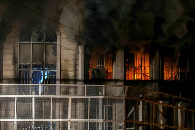 Ambasada Arabiei Saudite din Teheran în flăcări