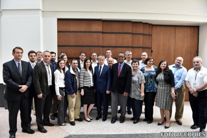  Premierul Dacian Cioloș, alături de vicepreședintele de Cercetare și Inginerie Avansată Ford Motor Company, dr. Ken Washington, și angajați români ai Ford Motor Company, în cadrul vizitei la complexul Ford