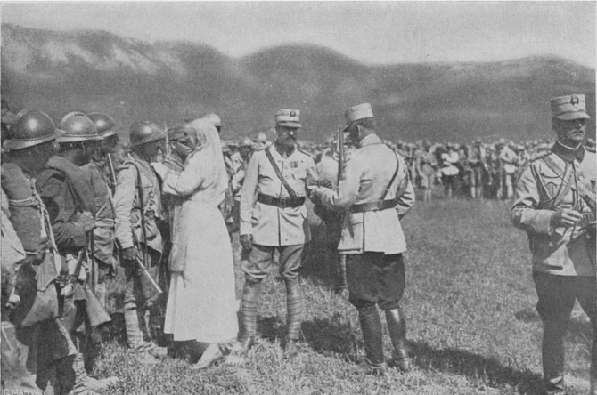 Regele Ferdinand și Regina Maria decorând militarii care au luptat la Mărășești, august 1917