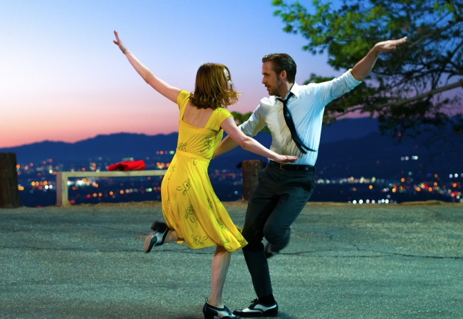 Ryan Gosling și Emma Stone în La, la, Land, filmul de deschidere