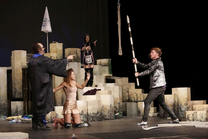 Orphan powder planter Premieră cu “Furtuna” de William Shakespeare la Teatrul Naţional Iaşi |  DCNews