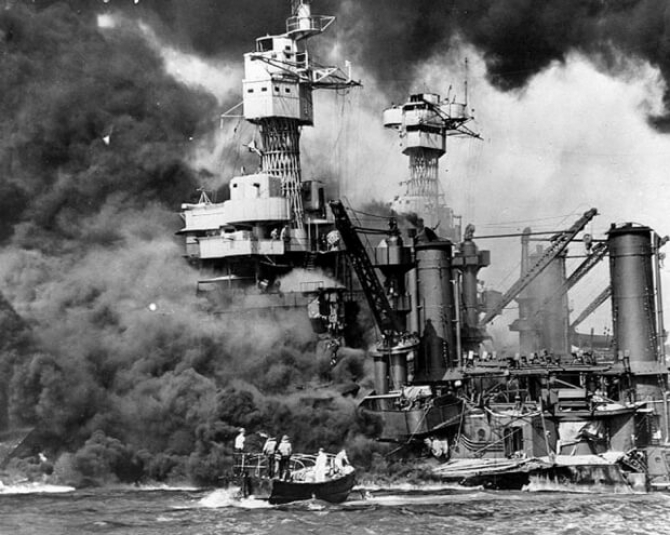 Nava de luptă USS West Virginia lovit de două bombe aeriene şi 7 torpile, în dimineaţa zilei de 7 decembrie 1941