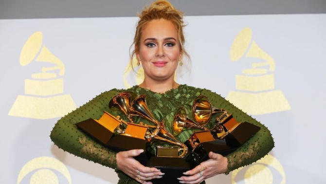 Adele încântată de trofeele sale