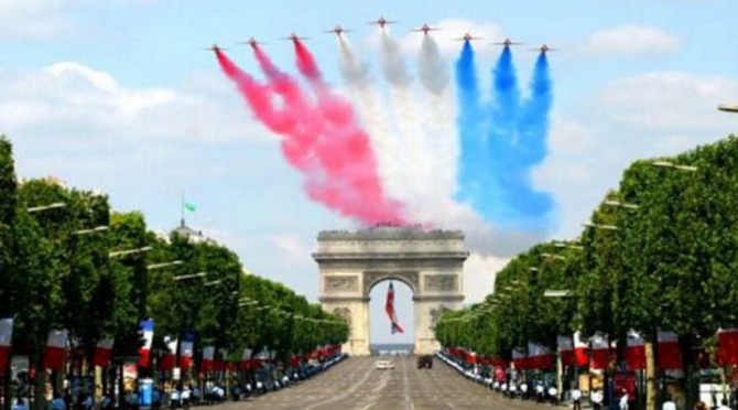 Avioane desenând tricolorul francez deasupra Arcului de Triumf