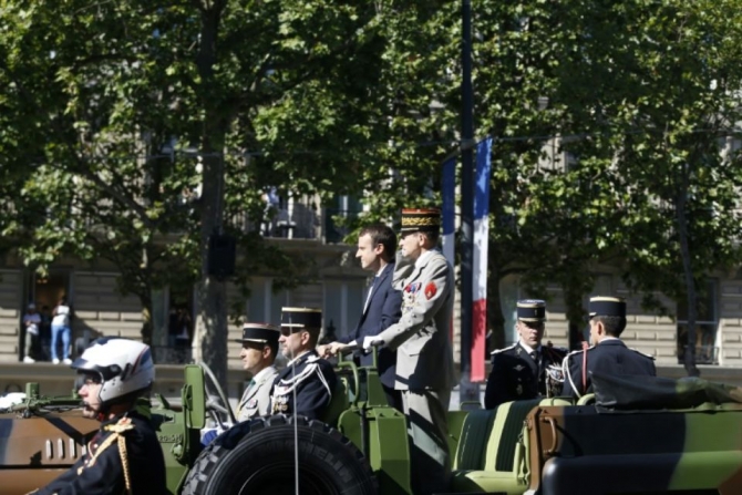 Presedintele Emmanuel Macron si   Seful Statului Major, Generalul Pierre-de-Villiers au deschis Paarada   intr-o masina militara descoperita