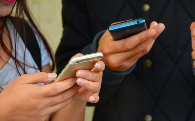 Franța a interzis utilizarea telefoanelor mobile în școli