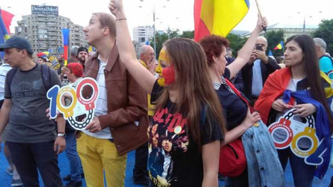 "Vrem Europa, nu dictatură!". Proteste în marile oraşe din ţară