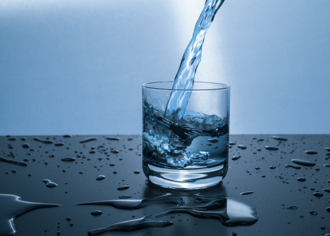 Consumul de apă în exces, semne pe care nu trebuie să le ignori