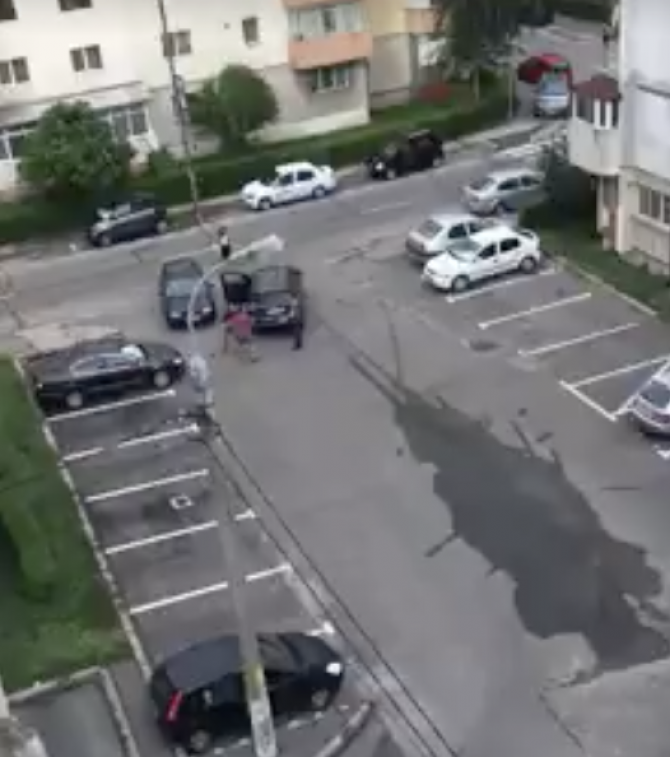 Pitești: Un bătrân distruge o mașină cu ranga