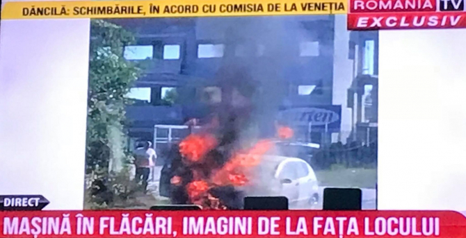 O mașină a luat foc