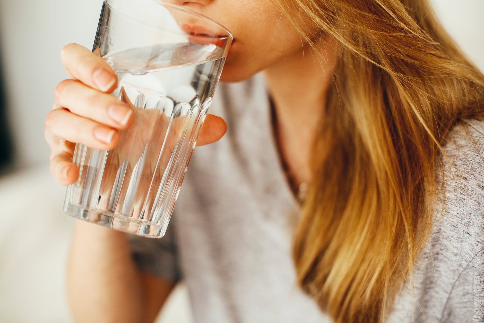 Dieta cu apa minerala Apa minerală îngrașă - care este adevărul?
