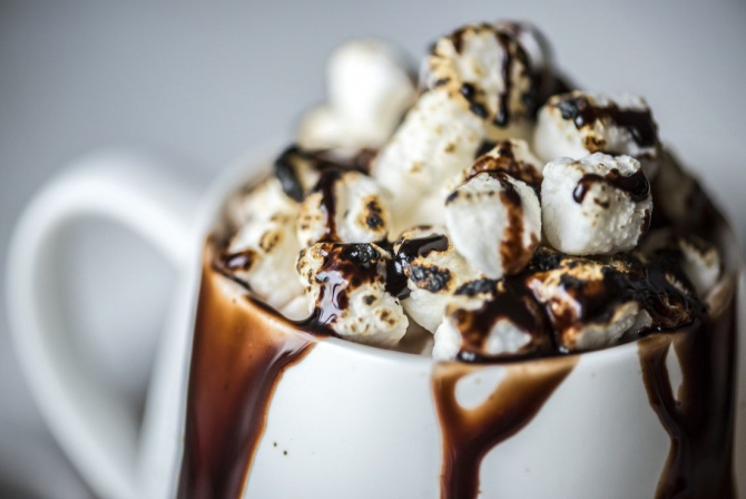 Ciocolata caldă reinventată de nutriționist poate fi desertul ideal când ești la dietă
