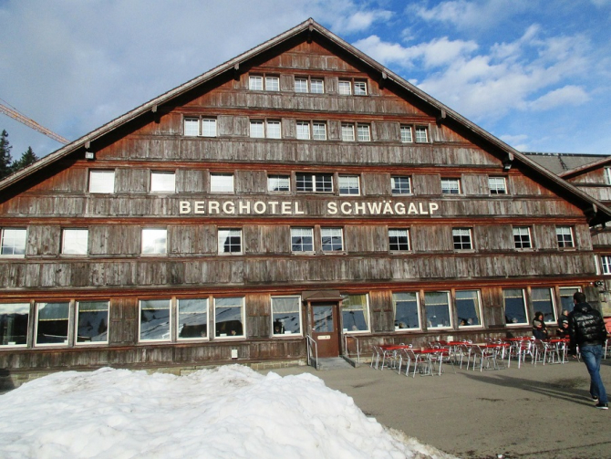 Avalanșă în Alpi. Hotel îngropat în zăpadă, turiști răniți